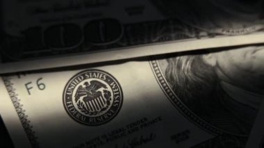 Yüz dolarlık banknotlar makro bir karanlık odada.