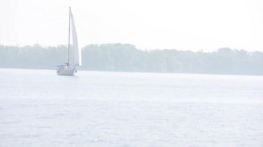 yelken-küçük nehir gemisinde