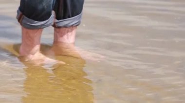 ayakları üzerinde su