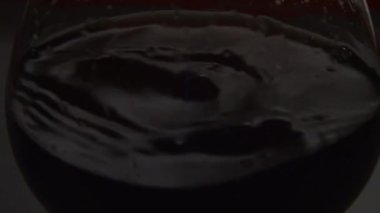 Kırmızı beyaz bir arka plan üzerinde şarap kaydedilen kırpma yolu