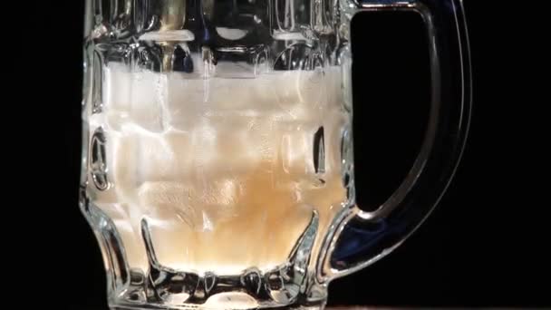 Flujo de cerveza en un vaso — Vídeos de Stock
