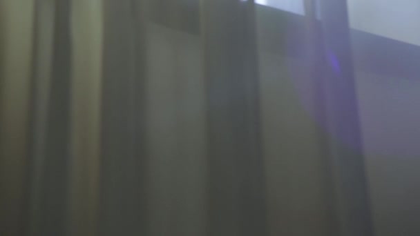 A sötét szobában fehér ablak — Stock videók