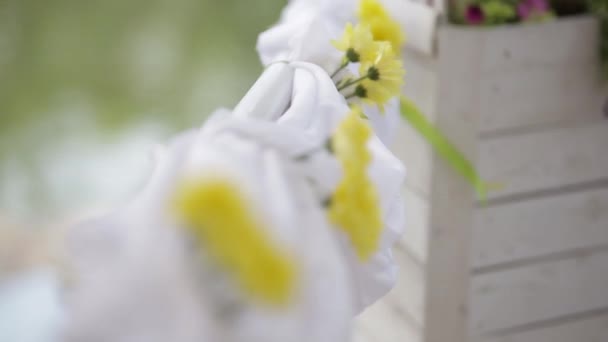 Flores amarillas en una cuerda en la calle — Vídeos de Stock