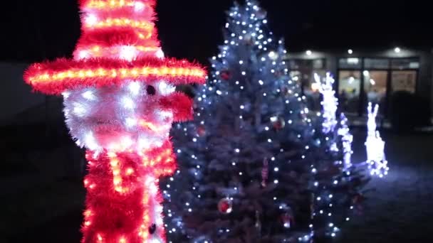 Noite tiro de árvore de Natal na rua — Vídeo de Stock