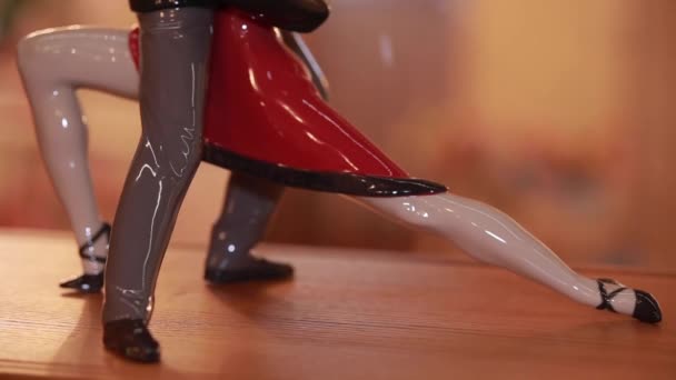 Porslin Figurin av ett dansande par — Stockvideo