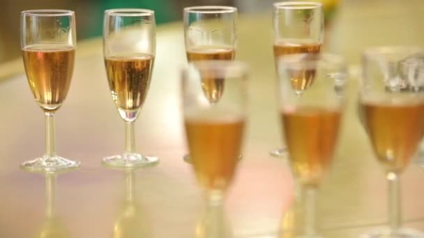 Verres à vin avec vin blanc — Video