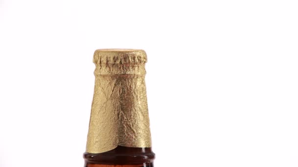 Abrir botellas de cerveza dorada — Vídeos de Stock