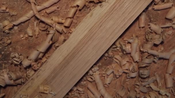 Menuisiers plan et rasage sur des planches en bois 