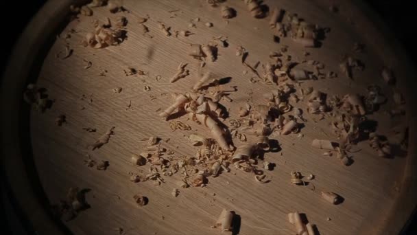 Свіжа дерев'яна гоління на природній сосновій дошці — стокове відео