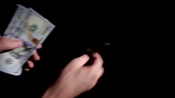 Geld isoliert auf schwarzem Hintergrund — Stockvideo