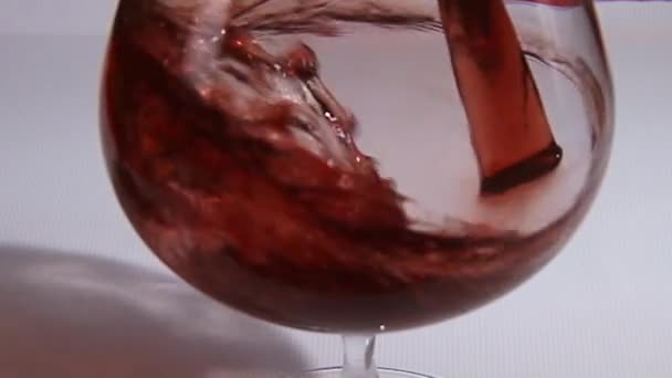 Vino tinto sobre fondo blanco, ruta de recorte guardada — Vídeo de stock