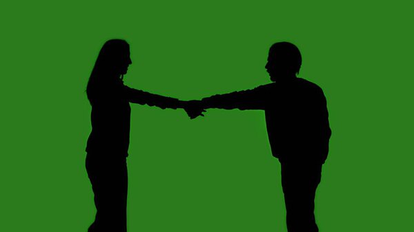 Изолированный чёрный силуэт пары танцующих обнимающихся на зелёном фоне хромы. Минималистический контраст и современная визуальная композиция, макет.