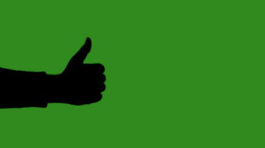 Siyah izole edilmiş bir el silueti, yeşil krom anahtar arka plan üzerinde yukarı doğru uzanan bir parmak gösteriyor. Minimalist karşıtlık ve modern görsel kompozisyon, model.