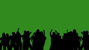 Yeşil krom anahtar arka planında neşeyle dans eden insanların siyah izole edilmiş siluetleri. Minimalist karşıtlık ve modern görsel kompozisyon, model.