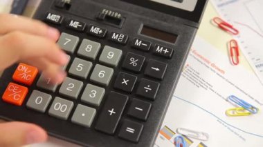 Ofiste hesap makinesiyle çalışan iş adamı