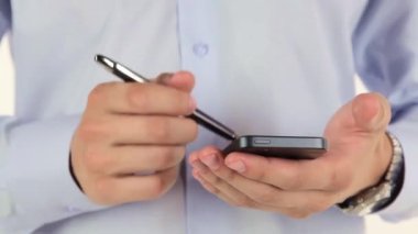 Adam el smartphone ve ekran kalemi kullanma