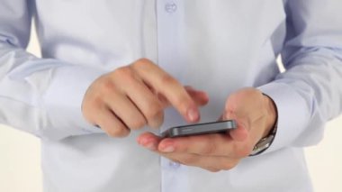 Akıllı telefon kullanan erkek elleri.