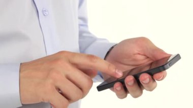 Akıllı telefon kullanan erkek elleri.