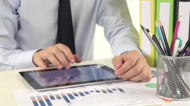 El bir tablet kullanma içinde yazıhane