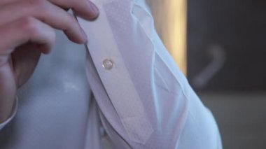 Onun bottoning bir gömlek kol kadar mamülleri yakın çekim ön planda eller