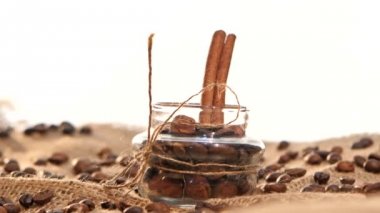 Kahve çekirdekleri ve Sivas'tan, üzerine tarçın ile küçük şişe yakın çekim, arka plan beyaz