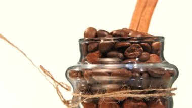 Üst kısmındaki küçük iplik şişeyle kahve çekirdekleri ve tarçın yakın kadar döndürme