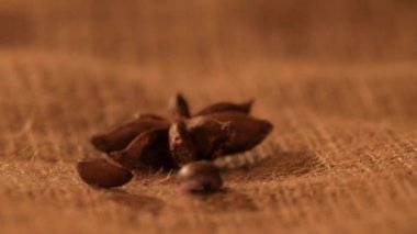 Çuval bezi ve kahve çekirdekleri, düşen anason yakın çekim