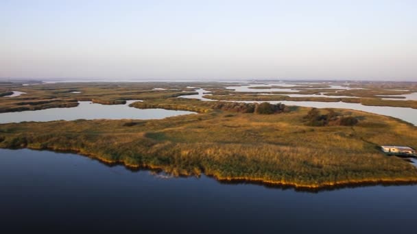 Salida del sol sobre el lago y las islas. Un disparo aéreo. Ucrania, región de Dnipropetrovsk . — Vídeos de Stock