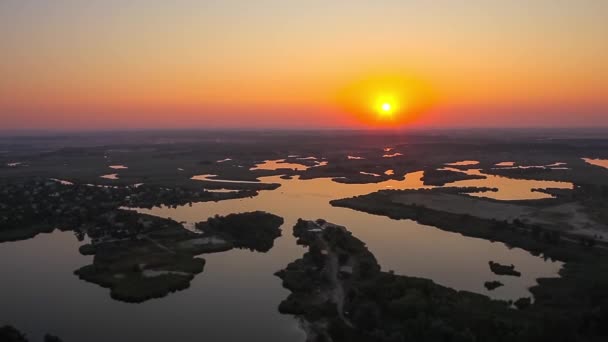 Východ slunce nad jezerem a ostrovy. Letecký snímek. Ukrajina, Dněpropetrovsk regionu. — Stock video