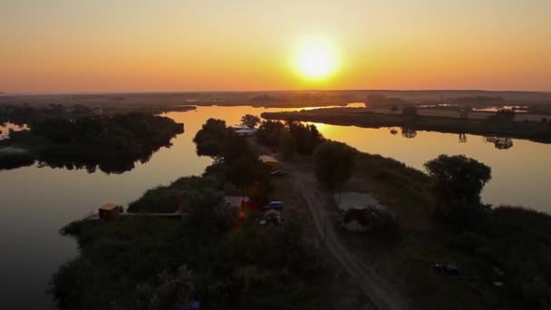 Východ slunce nad jezerem a ostrovy. Letecký snímek. Ukrajina, Dněpropetrovsk regionu. — Stock video