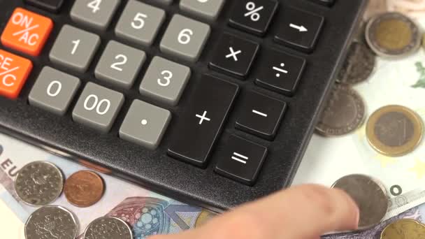 Homem de negócios trabalhando com calculadora no escritório — Vídeo de Stock