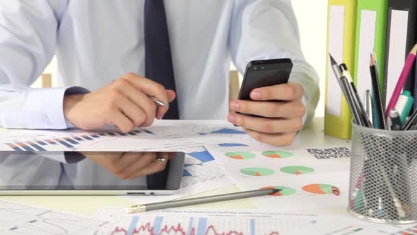 Empresário usando um smartphone no escritório — Vídeo de Stock