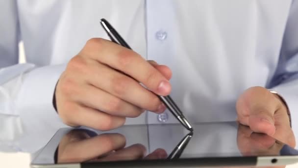 Hand een tablet en pen te gebruiken — Stockvideo