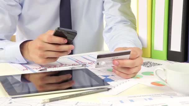 Бизнесмен расплачивается кредитной картой со смартфона . — стоковое видео
