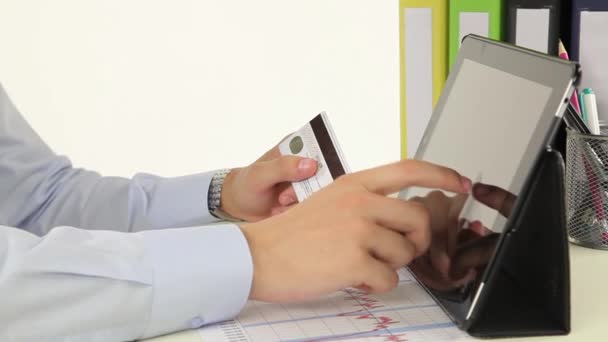 Homme d'affaires payant par carte de crédit par tablette . — Video