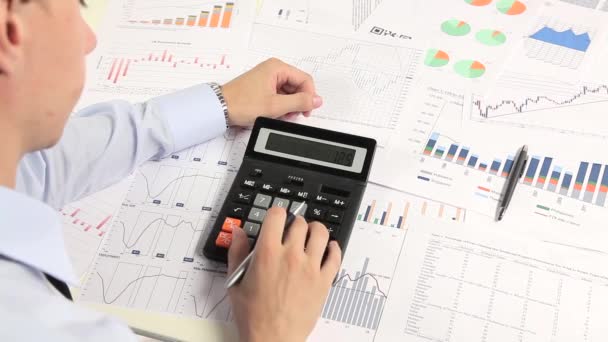 Homme d'affaires travaillant avec la calculatrice dans le bureau — Video