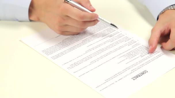 Man die een contract ondertekent — Stockvideo