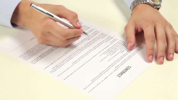 Человек не подписывает контракт — стоковое видео
