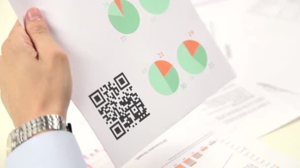 Numérisation de la publicité avec code de réponse rapide sur smartphone mobile .