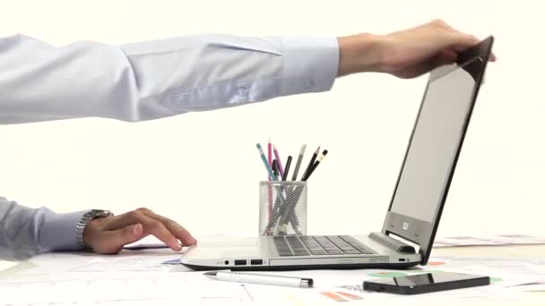 Mannen hand på laptop tangentbord — Stockvideo