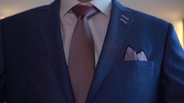 Business man tidy up his suits button, makes a neat image. — Stock Video