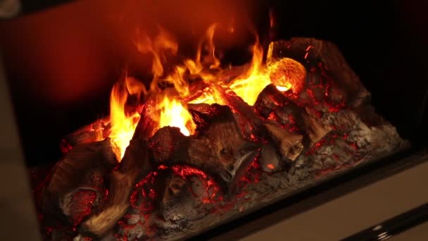 Fuego en la chimenea — Vídeo de stock