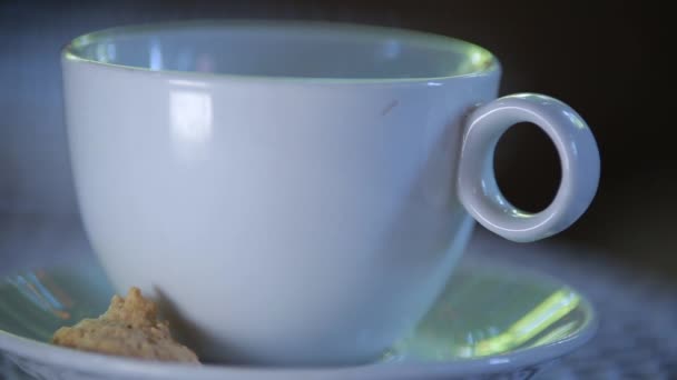 Tasse de café sur la table — Video