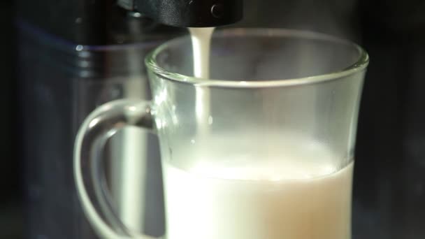 Кофе машина готовит лат с молоком — стоковое видео