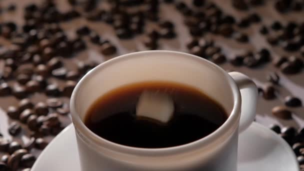 Šálek kávy s šplouchá z cukru, zpomalené — Stock video