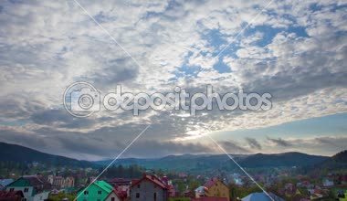 Dev dağlarla manzara sabah gökyüzü bulutlu altında. Karpat, Ukrayna, Avrupa. Timelapse