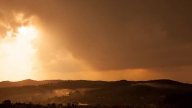 Görkemli günbatımı dağlar peyzaj. Karpatya, Ukrayna. Timelapse.