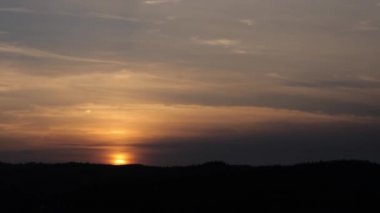 Görkemli günbatımı dağlar peyzaj. Karpatya, Ukrayna. Timelapse.
