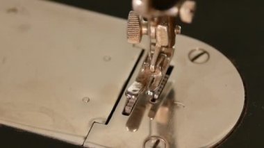 Eski çalışan gümüş dikiş makinesi, yakın çekim, yavaş çekim