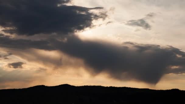 Majestueuze zonsondergang in het landschap van bergen. Carpathia, Oekraïne. Timelapse. — Stockvideo